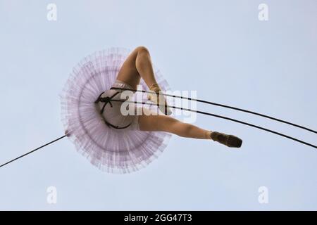 Londres, Royaume-Uni, 28 août 2021. Deux danseurs de ballet de formation classique de la compagnie de danse catalane Delrevés présentent 'finale', ballet aérien suspendu à mi-air à une hauteur à couper le souffle, avec des extraits du lac Swan et du casse-noisette, le long de la façade du bâtiment de l'université de Ravensbourne. « finale » fait partie d'une série de représentations de « Dance by Design », toutes dans le cadre du festival international de Greenwich et des Docklands. Le nouveau parc en hauteur situé au bord de la rivière Tide, à Londres, accueille des spectacles de danse qui font partie du festival international de Greenwich et des Docklands. Credit: Imagetraceur/Alamy Live News Banque D'Images