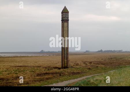 Rampside Lighthouse est un bâtiment classé près de l'île de Roa; le château de Piel, l'île de Piel, l'île de Roa et RNLI Barrow sont en arrière-plan Banque D'Images