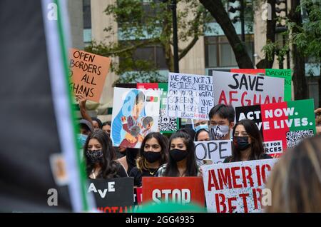 Des centaines de personnes se sont rassemblées à la Bryant Park Library de New York pour protester contre la crise humanitaire en cours en Afghanistan le 28 août 2021. Banque D'Images