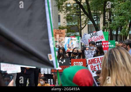 Des centaines de personnes se sont rassemblées à la Bryant Park Library de New York pour protester contre la crise humanitaire en cours en Afghanistan le 28 août 2021. Banque D'Images