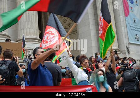 Des centaines de personnes se sont rassemblées à la Bryant Park Library de New York pour protester contre la crise humanitaire en cours en Afghanistan le 28 août 2021. Banque D'Images