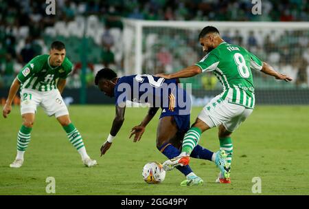 28 août 2021 ; Stade Benito Villamarín, Séville, Espagne, Espagnol la Liga football, Real Betis versus Real Madrid ; Vinicius jr Real Madrid est fouillé par le joueur de Betis Nabil Fekir Banque D'Images