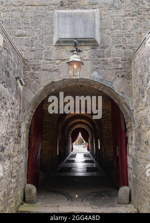 Dinant, Wallonie, Belgique - 8 août 2021 : fort de la Citadelle. Le corridor sous le bâtiment abritant les bureaux, les prisons et les quartiers des officiers mène à la cour intérieure Banque D'Images