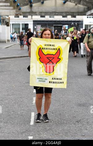 Londres, Royaume-Uni. 28 août 2021. Un manifestant tient un écriteau exprimant son opinion, lors de la manifestation de rébellion animale pour la justice animale à travers le Royaume-Uni exigeant la fin de toute exploitation animale. (Photo par Dave Rushen/SOPA Images/Sipa USA) crédit: SIPA USA/Alay Live News Banque D'Images