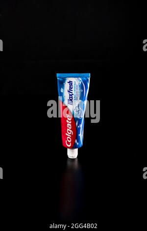 Tube de dentifrice Colgate MaxFresh sur fond noir à Bucarest, Roumanie, 2021 Banque D'Images