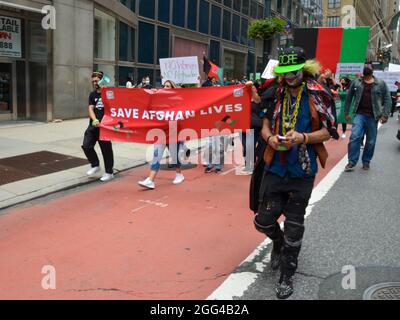 Des centaines de personnes se sont rassemblées à Bryant Park et ont défilé aux Nations Unies lors de la manifestation Stop Killing Afghans à New York. Banque D'Images