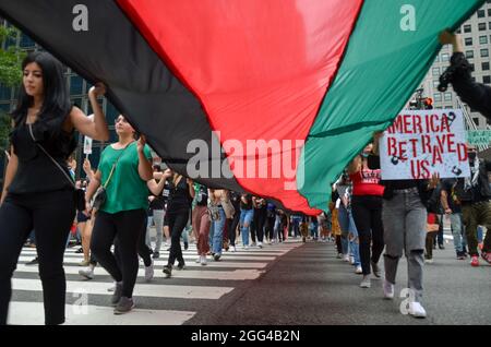 Des centaines de personnes se sont rassemblées à Bryant Park et ont défilé aux Nations Unies lors de la manifestation Stop Killing Afghans à New York. Banque D'Images