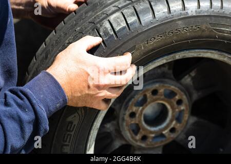 Mécanicien de voiture changement de roue et de pneu de voiture par clé au garage de voiture à Bucarest, Roumanie, 2021 Banque D'Images