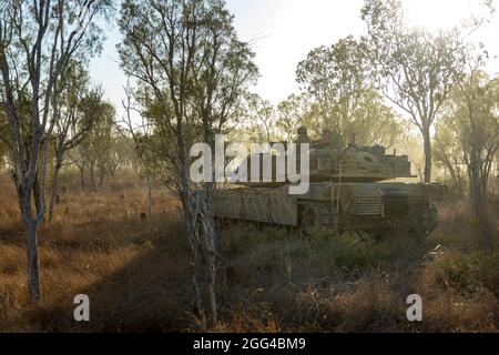 Un char de combat principal australien M1A1 Abrams se dirige vers objective Crocodile pour les répétitions pendant l'exercice Koolendong à la zone d'entraînement de Bradshaw Field, territoire du Nord, Australie, 26 août 2021. Les soldats américains des Marines et de l'armée australienne ont participé à des attaques montées et démontées pendant l'exercice. Des exercices comme Koolendong valident la capacité de la Marine Rotational Force-Darwin et de la Défense australienne à mener des opérations expéditionnaires avancées avec des capacités innovantes combinées ; et par leur engagement commun, sont prêts à répondre à une crise ou à une éventualité dans le cadre du regi Indo-Pacifique Banque D'Images