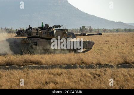 Un char de combat principal australien M1A1 Abrams se dirige vers objective Bobcat pour les répétitions pendant l'exercice Koolendong à la zone d'entraînement de Bradshaw Field, territoire du Nord, Australie, 25 août 2021. Les soldats américains des Marines et de l'armée australienne ont participé à des attaques montées et démontées pendant l'exercice. Des exercices comme Koolendong valident la capacité de la Marine Rotational Force-Darwin et de la Défense australienne à mener des opérations expéditionnaires avancées avec des capacités innovantes combinées ; et par leur engagement commun, sont prêts à répondre à une crise ou à une éventualité dans la région Indo-Pacifique. Banque D'Images