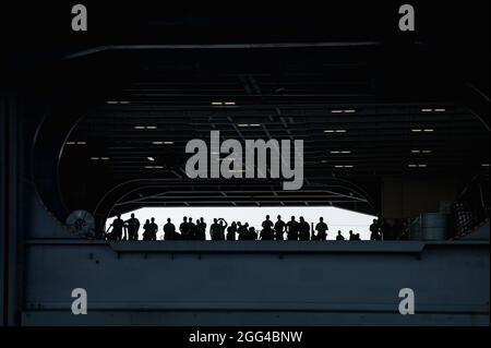 YOKOSUKA, Japon (août 28, 2021) — le porte-avions de la classe Nimitz, USS Carl Vinson (CVN 70), arrive au commandant des activités de la flotte de Yokosuka pour une visite portuaire prévue. Carl Vinson, qui a son domicile à San Diego, en Californie, et le Carrier Strike Group (CSG 1) qui l'accompagne, sont en cours de déploiement dans la zone d'exploitation de la 7e flotte des États-Unis afin d'améliorer l'interopérabilité avec ses partenaires et de servir de force de réponse prête à l'emploi pour soutenir une région Indo-Pacifique libre et ouverte. (É.-U. Photo de la marine par Taylor Curry) Banque D'Images