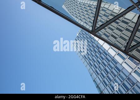 Vue à angle bas de Nextower contre le ciel bleu à Francfort, Allemagne. Banque D'Images