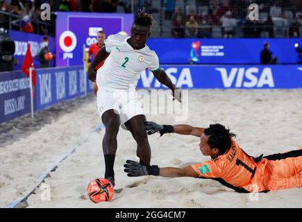 28 août 2021 ; Stade Luzhniki, Moscou, Russie : coupe du monde de la FIFA, tournoi de football de plage ; demi-finale match Japon contre Sénégal : Yusuke Kawai du Japon concurrence Ninou Diatta du Sénégal, pendant le match entre le Japon et le Sénégal Banque D'Images