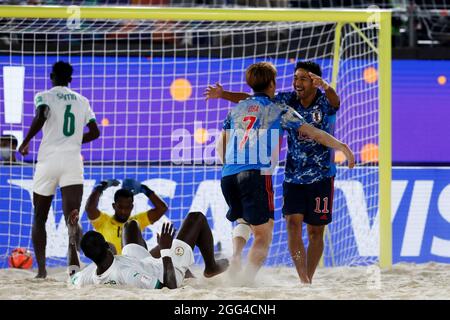 28 août 2021 ; Stade Luzhniki, Moscou, Russie : coupe du monde de la FIFA, tournoi de football de plage ; demi-finale match Japon contre Sénégal : Masanori Okuyama du Japon, célèbre son but avec Takaaki Oba, lors du match entre le Japon et le Sénégal Banque D'Images