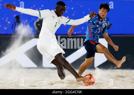 28 août 2021 ; Stade Luzhniki, Moscou, Russie : coupe du monde de la FIFA, tournoi de football de plage ; demi-finale match Japon contre Sénégal : Naoya Matsuo du Japon contre Pape Mar Boye du Sénégal, pendant le match entre le Japon et le Sénégal Banque D'Images