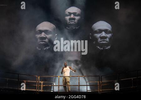 Leeds , Royaume-Uni. 28 août 2021, Stormzy se produit sur la scène principale est pendant le Leeds Festival 2021Bramham Park crédit: Jason Richardson/ Banque D'Images