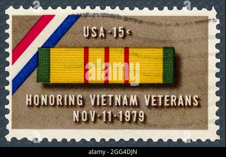 Hommage à la Médaille du service des anciens combattants du Vietnam timbre-poste. Ruban de la médaille du Service des anciens combattants du Vietnam représenté sur le timbre-poste de 1979. Banque D'Images