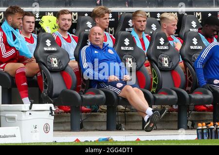 MILTON KEYNES, ROYAUME-UNI. 28 AOÛT John Coleman, directeur d'Accrrington Stanley, avant la Sky Bet League un match entre MK dons et Accrington Stanley au stade MK, Milton Keynes, le samedi 28 août 2021. (Credit: John Cripps | MI News) Credit: MI News & Sport /Alay Live News Banque D'Images