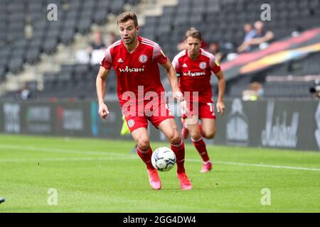 MILTON KEYNES, ROYAUME-UNI. 28 AOÛT Matt Butcher d'Accrrington Stanley pendant la première moitié de la Sky Bet League un match entre MK dons et Accrington Stanley au stade MK, Milton Keynes, le samedi 28 août 2021. (Credit: John Cripps | MI News) Credit: MI News & Sport /Alay Live News Banque D'Images