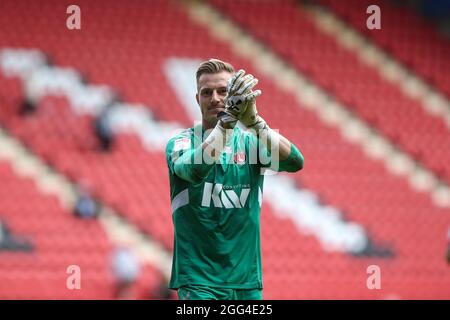 LONDRES, ROYAUME-UNI. 28 AOÛT Craig MacGillivray, de Charlton Athletic, remercie les fans de leur soutien lors du coup de sifflet final lors du match Sky Bet League 1 entre Charlton Athletic et Crewe Alexandra à la Valley, Londres, le samedi 28 août 2021. (Credit: Tom West | MI News) Credit: MI News & Sport /Alay Live News Banque D'Images