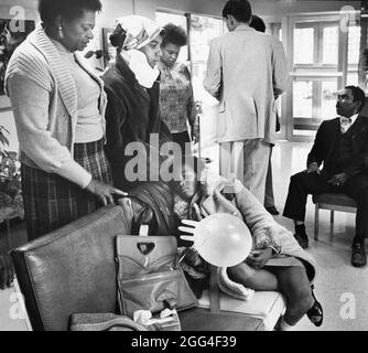 Austin, Texas, États-Unis, vers 1986: Salle d'attente de l'hôpital après un renversement d'autobus, tuant la mère de la fille sur le canapé. Aucune version, aucun identifiant ©Bob Daemmrich Banque D'Images