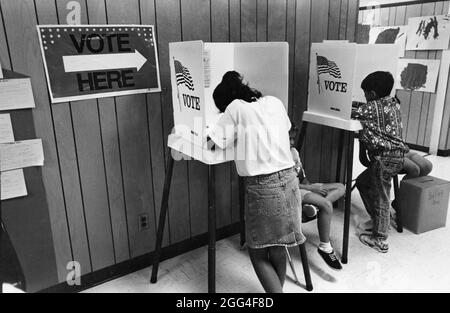 Austin Texas USA, vers 1994: Étudiants de cinquième année tenant des élections fictives pour le président avec des postes de vote et des juges électoraux réels. ©Bob Daemmrich Banque D'Images