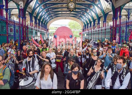 Londres, Royaume-Uni. 28 août 2021. Les manifestants se rassemblent au Smithfield Market lors de la National Animal Rights March. Des activistes et des organisations des droits des animaux ont défilé dans la City de Londres pour demander la fin de toutes les formes d'exploitation animale. Crédit : SOPA Images Limited/Alamy Live News Banque D'Images