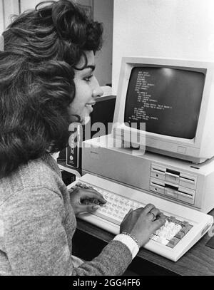 Austin Texas USA, vers 1985: Étudiant de collège apprenant le langage de programmation COBAL sur un ordinateur Sperry. ©Bob Daemmrich Banque D'Images