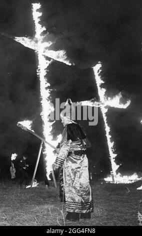 Bastrop Texas USA, 22 août 1982 : le groupe de haine du sud Ku Klux Klan (KKK) organise un rallye nocturne et un feu de croix dans un champ. ©Bob Daemmrich Banque D'Images