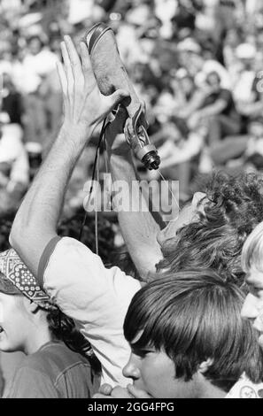 Austin Texas USA, vers 1988: Homme buvant d'une fiole à un match de football universitaire. ©Bob Daemmrich Banque D'Images