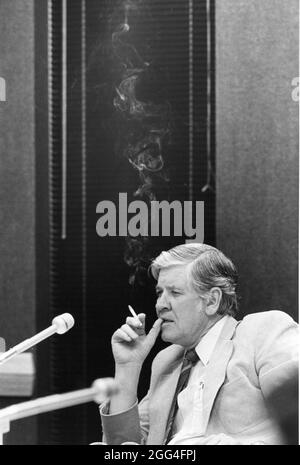 Austin Texas USA, vers 1989: Un législateur d'État de sexe masculin fume une cigarette à l'audience du comité. ©Bob Daemmrich Banque D'Images