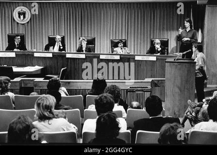 Austin Texas USA, 1992 : une femme sur le podium pendant la réunion du conseil municipal utilise la langue des signes américaine pour interpréter les commentaires pour les téléspectateurs sourds ou malentendants. ©Bob Daemmrich Banque D'Images