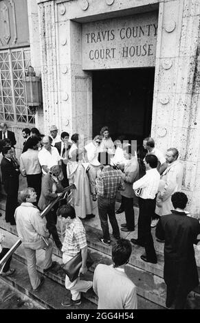 Austin Texas USA, 1992 : jurés, avocats et autres attendent devant le palais de justice du comté de Travis. EH-0281 ©Bob Daemmrich Banque D'Images