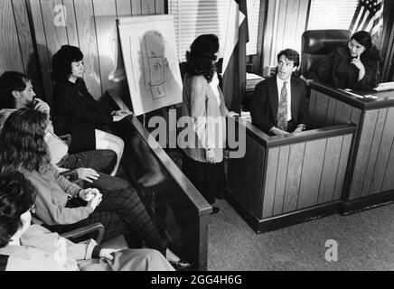 Austin Texas USA, 1992 : témoin grillé par l'avocat alors que la juge hispanique écoute l'affaire dans la salle d'audience ©Bob Daemmrich Banque D'Images