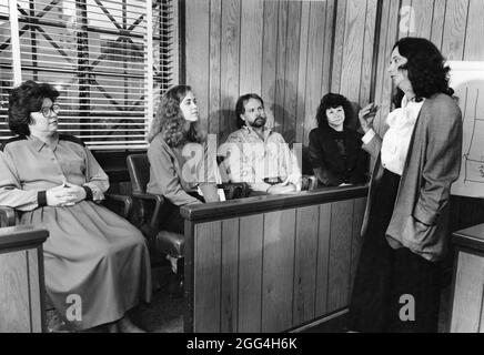 Austin Texas USA, 1992 : une avocate s'adresse au jury dans la salle d'audience pendant une affaire judiciaire. ©Bob Daemmrich Banque D'Images