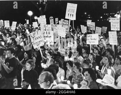 Austin Texas USA,1989 : les enseignants et autres partisans de l'éducation publique se rassemblent pour un rassemblement aux chandelles devant le Capitole du Texas alors qu'ils plaident pour que les législateurs augmentent le financement de l'éducation de l'État. ©Bob Daemmrich Banque D'Images