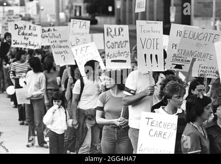 Austin Texas USA, 1989 : les enseignants et autres partisans de l'éducation publique se rassemblent pour un rassemblement à l'extérieur du Capitole du Texas alors qu'ils plaident pour que les législateurs augmentent le financement de l'éducation de l'État. ©Bob Daemmrich Banque D'Images