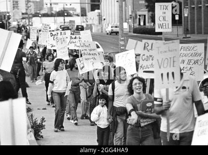 Austin Texas USA, 1989 : les enseignants et autres partisans de l'éducation publique se rassemblent pour un rassemblement à l'extérieur du Capitole du Texas alors qu'ils plaident pour que les législateurs augmentent le financement de l'éducation de l'État. ©Bob Daemmrich Banque D'Images