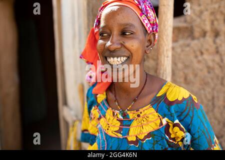 Aichata Barry (28 ans) et ses enfants ont fui la violence et l'insécurité dans la ville centrale de Mopti pour vivre dans la région plus stable de Ségou au Mali. Depuis sa réinstallation dans la région, la famille a subi une tragédie avec la mort de son fils unique, ainsi que la maladie non diagnostiquée d'Aichata, que les guérisseurs traditionnels ont seulement semblé aggraver. Aujourd’hui, la fille la plus âgée d’Aichata, Korka, âgée de douze ans, reste à la maison pour faire la plupart des tâches car Aichata est trop faible et trop fatiguée pour travailler. Sa seule activité est de tisser des façades de palmier dans les fans et les tapis à vendre aux voisins. Le mari de Mme Barry a lef Banque D'Images