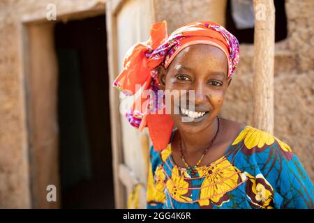 Aichata Barry (28 ans) et ses enfants ont fui la violence et l'insécurité dans la ville centrale de Mopti pour vivre dans la région plus stable de Ségou au Mali. Depuis sa réinstallation dans la région, la famille a subi une tragédie avec la mort de son fils unique, ainsi que la maladie non diagnostiquée d'Aichata, que les guérisseurs traditionnels ont seulement semblé aggraver. Aujourd’hui, la fille la plus âgée d’Aichata, Korka, âgée de douze ans, reste à la maison pour faire la plupart des tâches car Aichata est trop faible et trop fatiguée pour travailler. Sa seule activité est de tisser des façades de palmier dans les fans et les tapis à vendre aux voisins. Le mari de Mme Barry a lef Banque D'Images