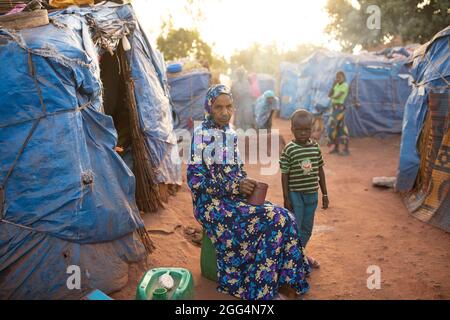 Le camp de Senou se trouve à la limite sud de Bamako, la capitale du Mali. C'est l'un des huit camps informels autour de la ville et, en soi, il abrite 223 familles et un peu plus de 1 000 personnes déplacées. Les familles qui vivent ici ont fui la violence et l'insurrection dans le nord et le centre du pays. Parce que la plupart d'entre eux n'ont pas de moyens de revenu ou de source régulière de nourriture, la faim est un défi quotidien et la malnutrition de sa population reste endémique. Banque D'Images