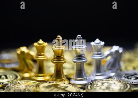 Gold et Silver King Chess sur la monnaie Crypto est le paiement pratique dans le marché économique, la manière moderne de change dans l'avenir prochain pour la finance Banque D'Images