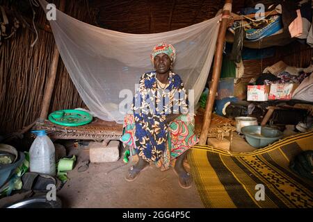 Une femme est assise dans son abri de fortune dans le camp de Senou, à la limite sud de Bamako, au Mali, où les personnes déplacées qui ont fui la violence dans le nord du pays ont cherché la sécurité. Banque D'Images