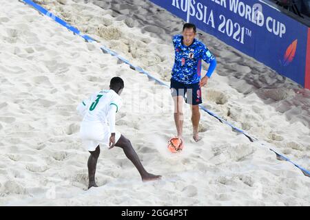 Moscou, Moscou, Russie. 28 août 2021. Stade Luzhniki. La coupe du monde de football de la plage 2021. SUSEI YAMAUCHI, joueur de l'équipe nationale japonaise, et le Pape MAR BOYE, sénégalais, au cours du match Japon - Sénégal (Credit image: © Daniel Kutepov/ZUMA Press Wire) Banque D'Images