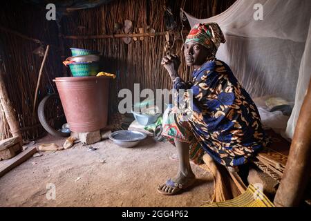 Une femme est assise dans son abri de fortune dans le camp de Senou, à la limite sud de Bamako, au Mali, où les personnes déplacées qui ont fui la violence dans le nord du pays ont cherché la sécurité. Banque D'Images