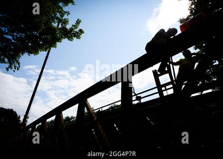 Des ouvriers ont taillé sur un ciel bleu alors qu'un pont en acier est en cours de construction sur le Vermont Cross Trail, est de Montpelier, VT, États-Unis Banque D'Images