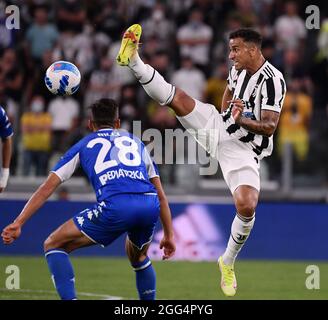 Turin, Italie. 28 août 2021. Danilo (R) du FC Juventus rivalise avec Samuele Ricci d'Empoli lors d'un match de football entre le FC Juventus et Empoli à Turin, Italie, le 28 août 2021. Credit: Federico Tardito/Xinhua/Alamy Live News Banque D'Images