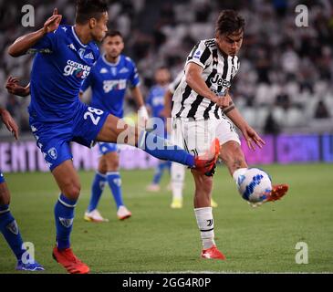 Turin, Italie. 28 août 2021. Paulo Dybala (R) du FC Juventus participe à un match de football de série A entre le FC Juventus et Empoli à Turin, en Italie, le 28 août 2021. Credit: Federico Tardito/Xinhua/Alamy Live News Banque D'Images