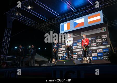 Podium de la mens pendant la quatre Croix (4X), 1ère place Tomas SLAVIK de la République tchèque, 2ème place Adrien LORON de France, 3ème place Hannes SLAVIK de l'Autriche, 2021 Championnats du monde MTB, course de vélo de montagne le 27 août 2021 à Val Di Sole, Italie - photo Olly Bowman / DPPI Banque D'Images