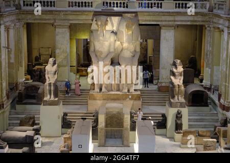 Égypte le Caire - le Musée égyptien statue colossale d'Amenhotep III et de Tiye Banque D'Images